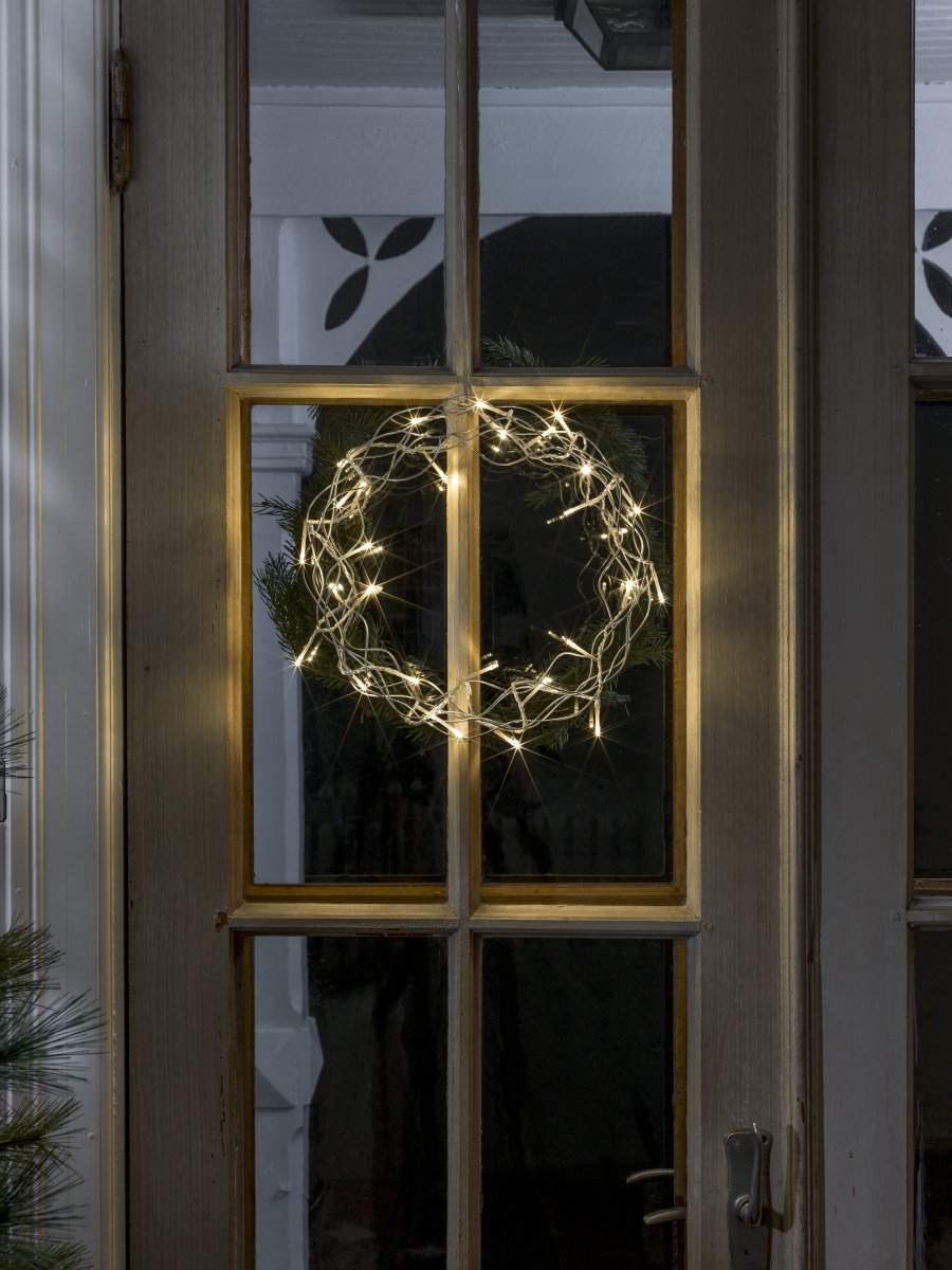 LED-Kranz Ø30 Silber Von Konstsmide - Die 32 kleinen LEDs strahlen ein gem&uuml;tliches, warmes Gelblicht aus und schaffen so eine behagliche Atmosph&auml;re.