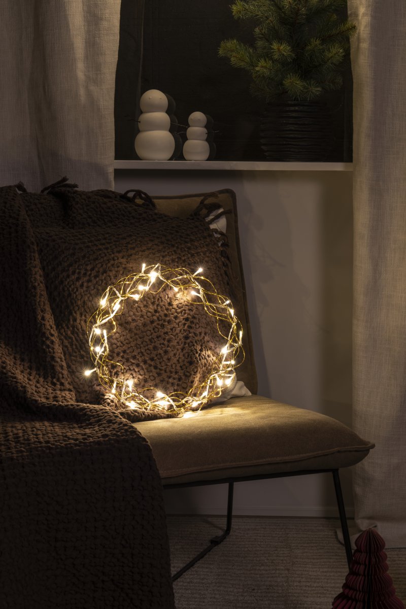 LED-Kranz Ø30 Gold Von Konstsmide - Die 32 kleinen LEDs strahlen ein gem&uuml;tliches, warmes Gelblicht aus und schaffen so eine behagliche Atmosph&auml;re.