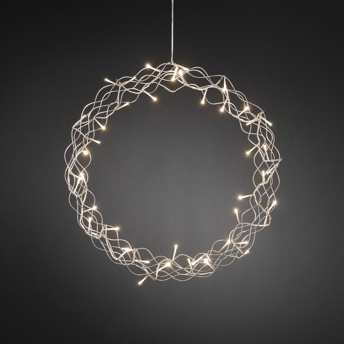 LED-Kranz Ø45 Silber Von Konstsmide - Mit einem Durchmesser von 45 cm ist die Girlande eine wundersch&ouml;ne Dekoration, die sich ideal am Fenster oder an der Wand aufh&auml;ngen l&auml;sst und in den dunkleren Monaten des Jahres f&uuml;r zus&auml;tzliche Gem&uuml;tlichkeit sorgt.