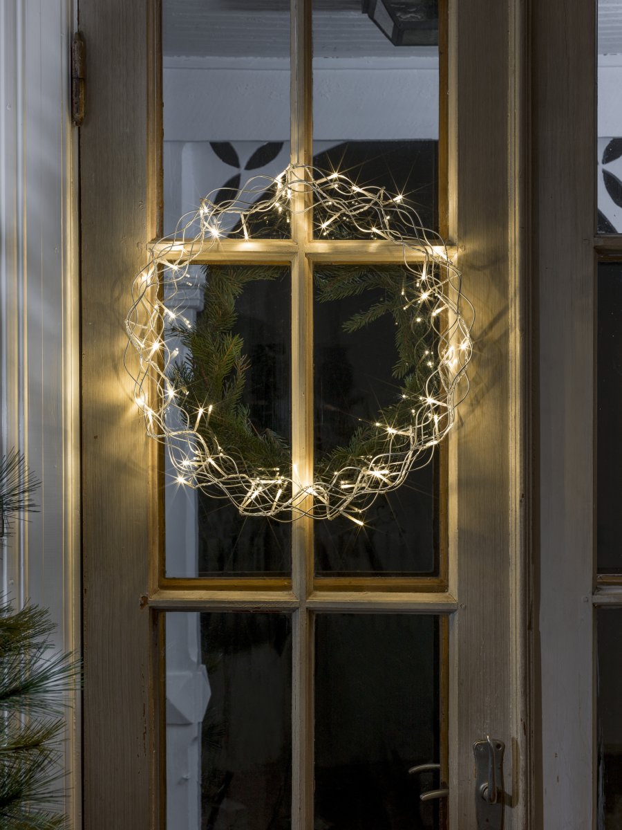 LED-Kranz Ø45 Silber Von Konstsmide - Mit einem Durchmesser von 45 cm ist die Girlande eine wundersch&ouml;ne Dekoration, die sich ideal am Fenster oder an der Wand aufh&auml;ngen l&auml;sst und in den dunkleren Monaten des Jahres f&uuml;r zus&auml;tzliche Gem&uuml;tlichkeit sorgt.