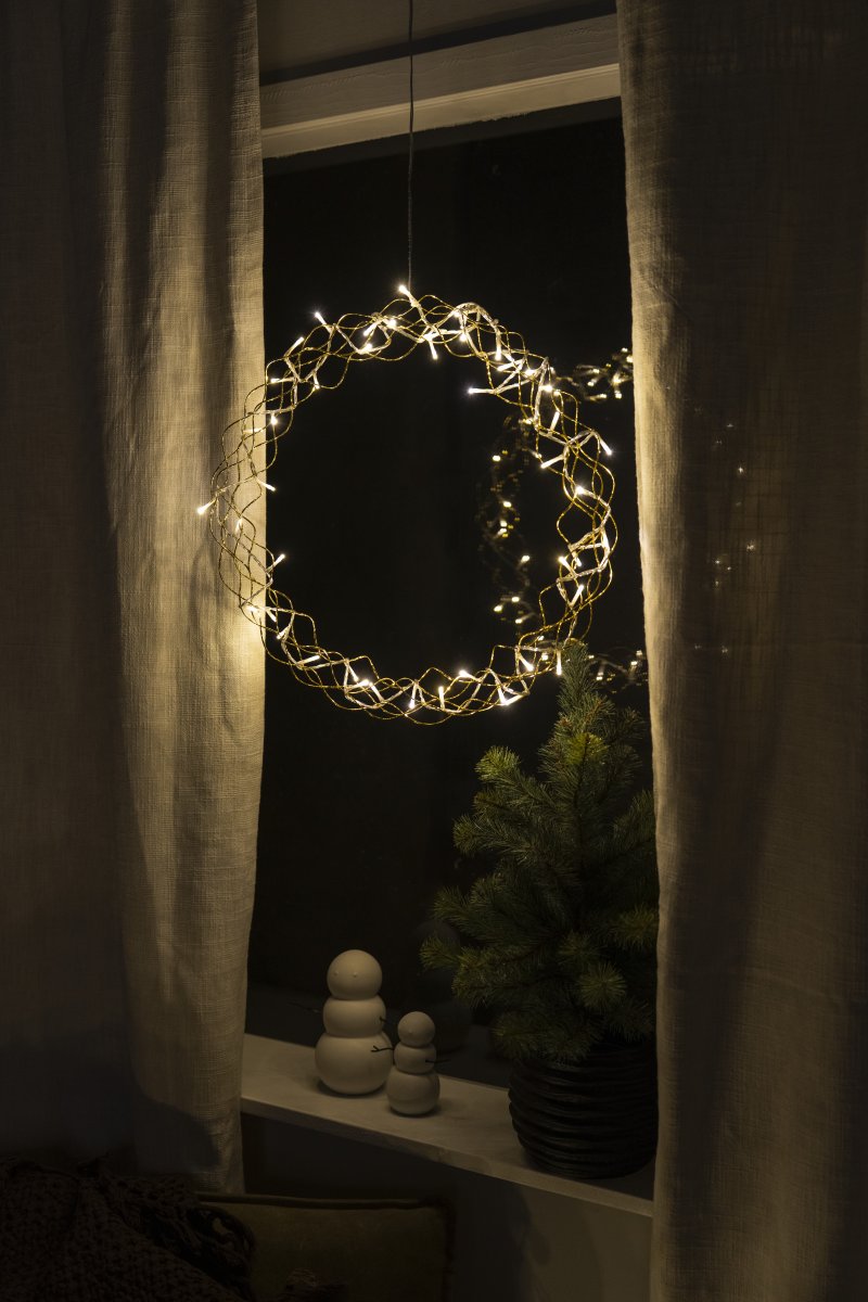 LED-Kranz Ø45 Gold Von Konstsmide - Die 48 kleinen LEDs strahlen ein gem&uuml;tliches, warmes Gelblicht aus und schaffen so eine behagliche Atmosph&auml;re.