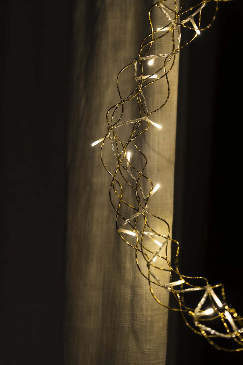 LED-Kranz Ø45 Gold Von Konstsmide - Die 48 kleinen LEDs strahlen ein gem&uuml;tliches, warmes Gelblicht aus und schaffen so eine behagliche Atmosph&auml;re.