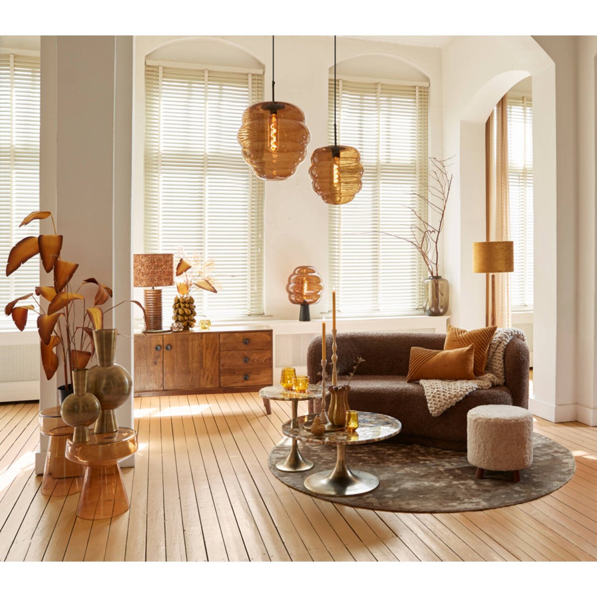 Misty Ø45 Braun hängelampe Von Light & Living - Die einzigartige Form und das getönte Glas sorgen für ein weiches und angenehmes Licht, perfekt für ein modernes Interieur.