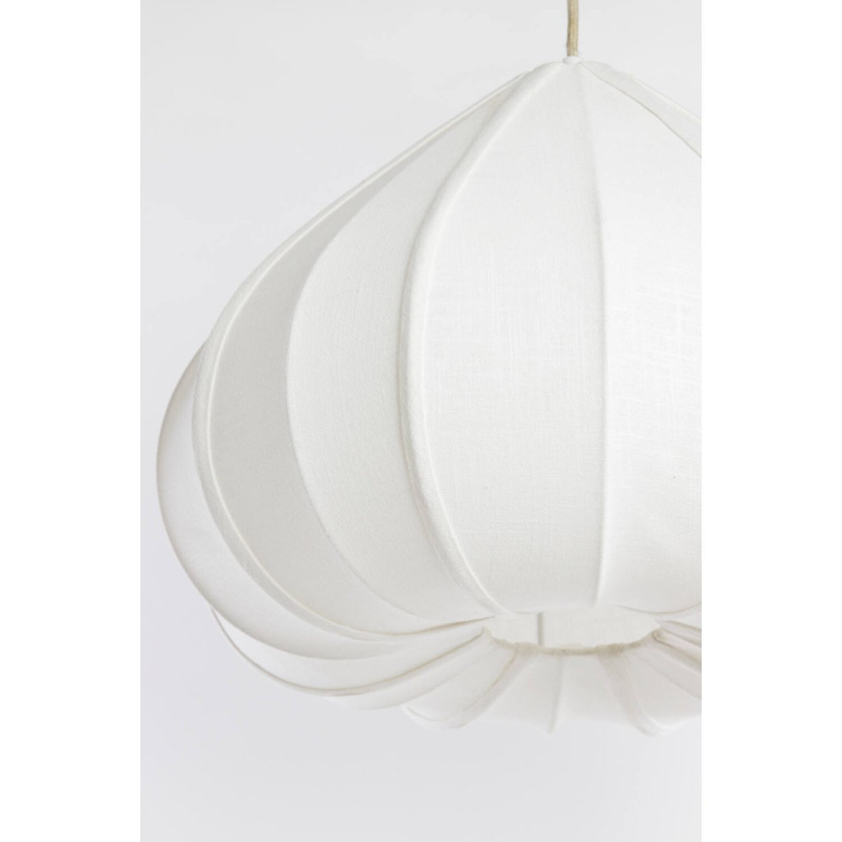Zubeda Ø50 Cremeweiß hängelampe Von Light & Living - Zubeda besticht durch seine weiche und elegante Form und ist mit cremewei&szlig;em Stoff bezogen, der f&uuml;r eine warme und angenehme Lichtverteilung sorgt.
