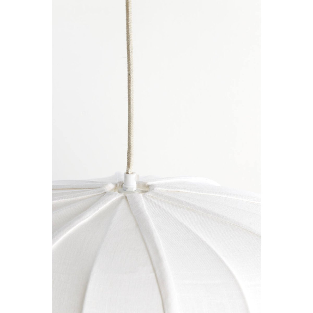 Zubedo Ø50 Cremeweiß hängelampe Von Light & Living - Zubedo besticht durch seine weiche und elegante Form und ist mit cremeweißem Stoff bezogen, der für eine warme und angenehme Lichtverteilung sorgt.