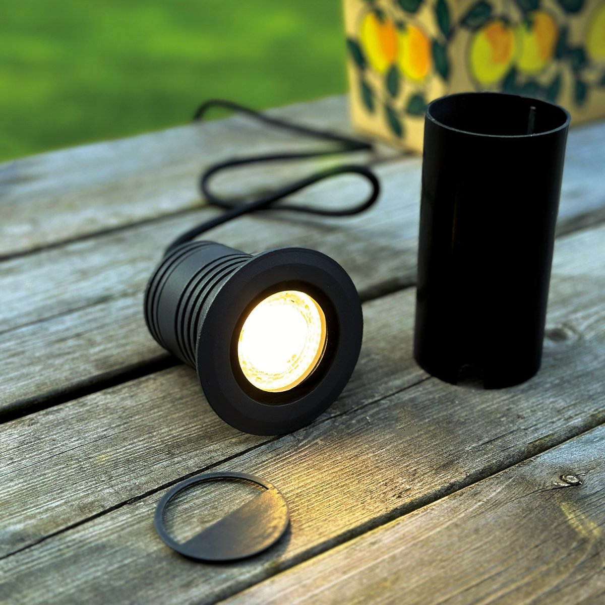 Onyx Dunkelgrau Von Lightson - Att belysa ensamma tr&auml;d som st&aring;r direkt i gr&auml;smattan eller stens&auml;ttningen &auml;r v&auml;ldigt effektfullt f&ouml;r en tr&auml;dg&aring;rd.