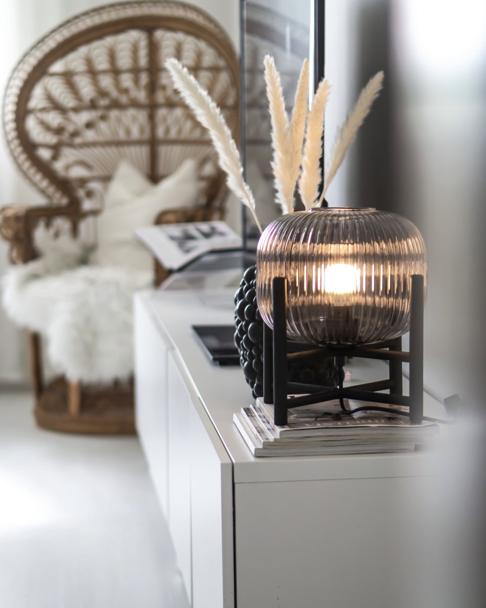 Vinda 32cm Schwarz tischlampe Von Aneta Lighting - Winda Tischlampe aus schwarzem Holz&auml; mit rauchgrauem Glasschirm ist eine fantastische Lichtquelle, die gem&uuml;tliches, warmes Licht spendet.
