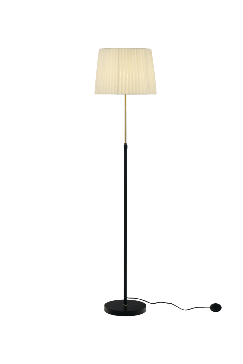Ezai Schwarz/Messing stehlampe Von Aneta Lighting - Mit einem Metallsockel in Schwarz und mattem Messing und einem Schirm aus Textilband in Beige, der f&uuml;r sanftes Licht sorgt.