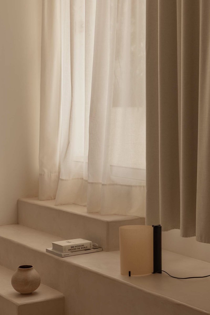 Cata 25cm Schwarz tischlampe Von Faro Barcelona - Hergestellt aus zertifiziertem und nachhaltigem Holz, verbindet Cata ein schwarzes, edles Finish mit klarem Fokus auf die Umwelt.