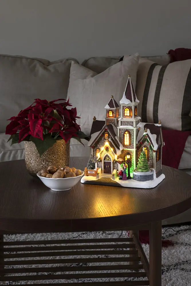 Mechanische Weihnachtsdekoration Mit Kirche 38cm Mehrfarbig Von Konstsmide - Transformator mit 1,8 m langem schwarzen USB-Kabel und Stecker im Lieferumfang enthalten.