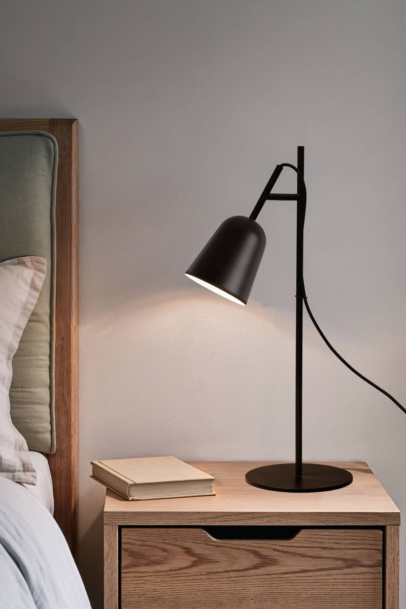 Studio 55cm Schwarz schreibtischlampe Von Faro Barcelona - Charakteristisch f&uuml;r die Leuchte ist der dekorative Kabelclip in Form eines Astes &ndash; ein einzigartiges Detail, das ihr Charakter verleiht.