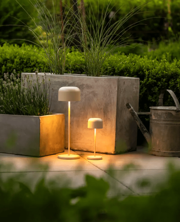 Lille 36cm Sand tragbare Von Konstsmide - Die Lampe ist mit einem Touch-Dimmer ausgestattet, sodass Sie die Helligkeit und Farbtemperatur von warmgelbem bis warmwei&szlig;em Licht einstellen k&ouml;nnen.