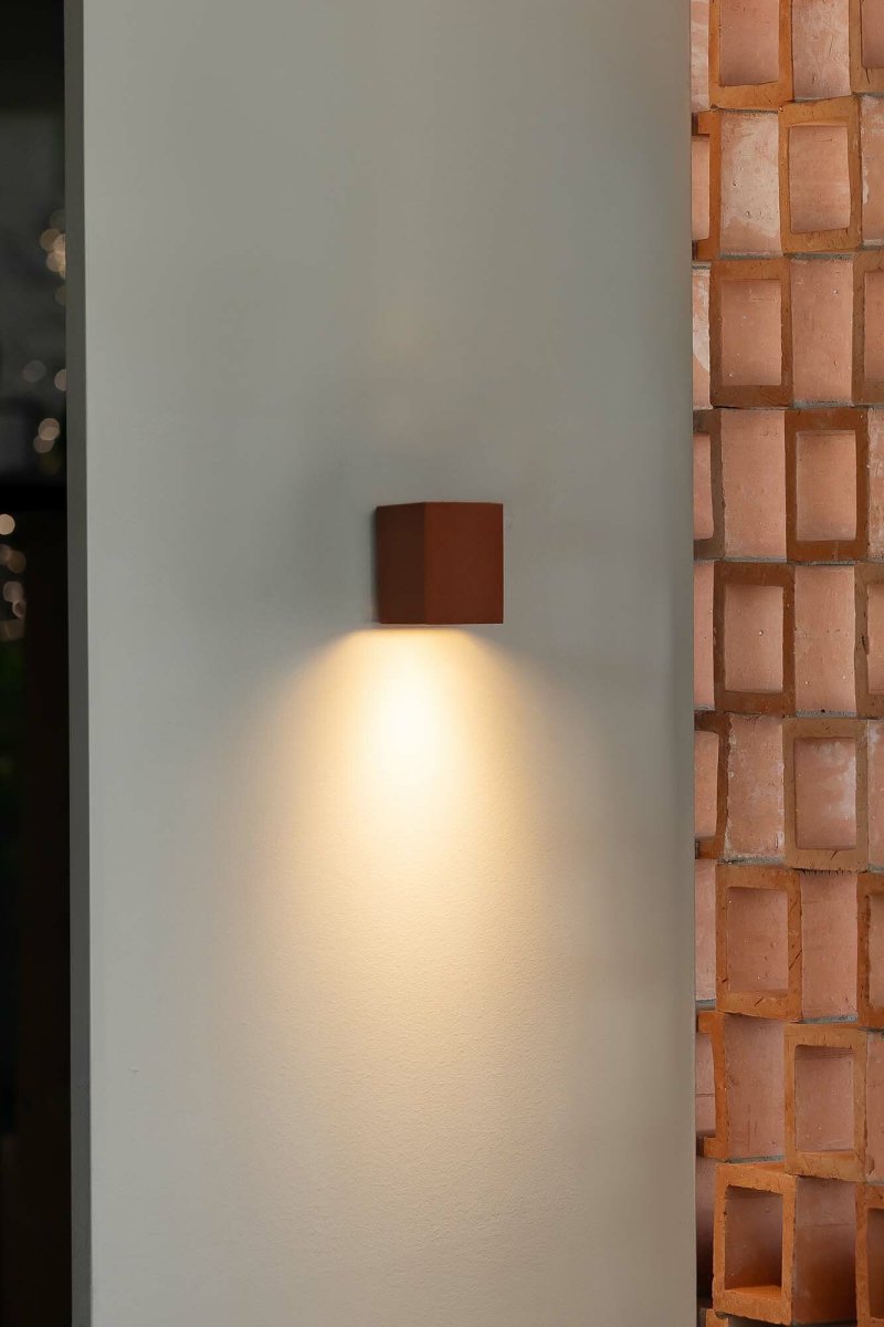 Lune 10cm Terrakotta wandlampe Von Faro Barcelona - Lune ist eine quadratische Wandleuchte mit sanftem Terrakotta-Finish, die perfekt in Flure, Korridore und andere Durchgangsbereiche passt.