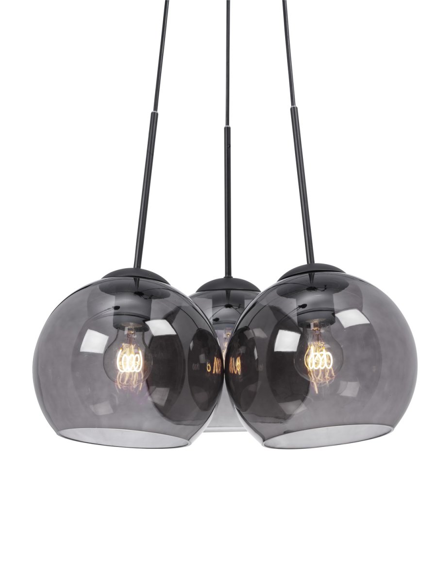 Salle Ø45 Rauchfarben hängelampe Von Cottex - Die Lampe besteht aus drei rauchfarbenen Glaskugeln, von denen eine an einer schwarzen Deckenlampe h&auml;ngt und ein stilvolles und industrielles Gef&uuml;hl vermittelt.