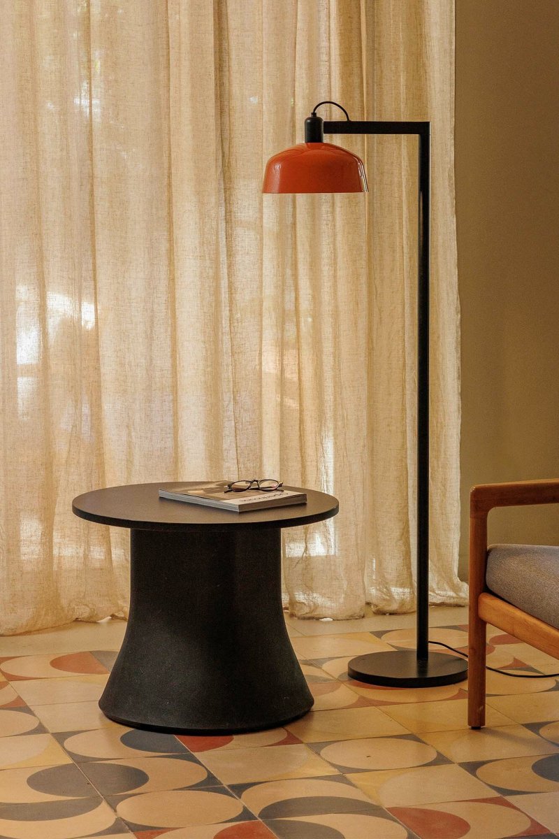 Tatawin Rot-Orange stehlampe Von Faro Barcelona - Eine Leuchte mit starker Identit&auml;t, die kulturelle Formen mit modernem Design verbindet &ndash; perfekt als stilvoller Akzent in privaten und &ouml;ffentlichen R&auml;umen.