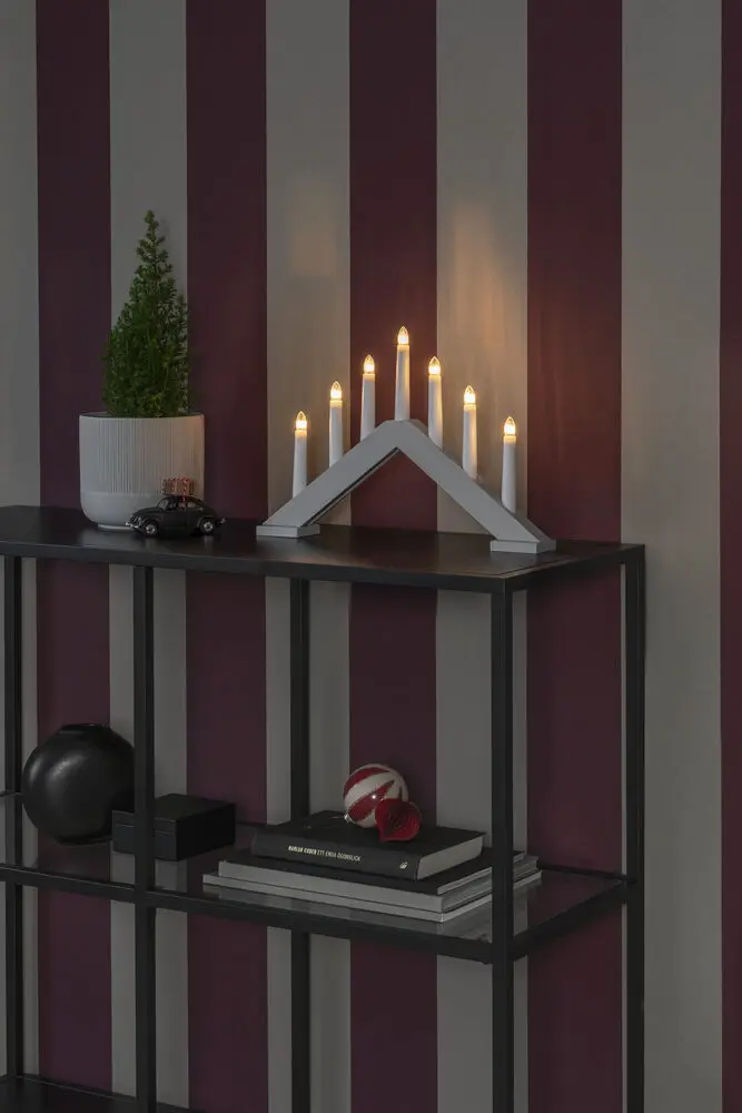 Candelabra 7 Lights Mattbeige Von Konstsmide - Dieser Kerzenhalter eignet sich perfekt f&uuml;r die Fensterbank oder den Tisch und passt gleicherma&szlig;en gut in moderne und traditionelle Inneneinrichtungen.