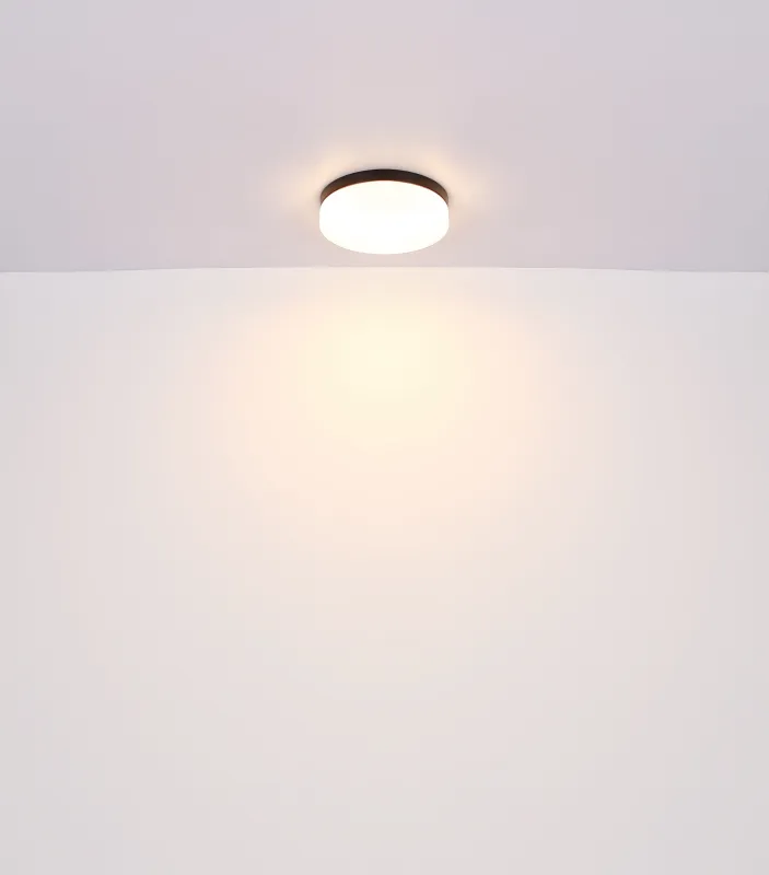 Vranos 30cm Schwarz Von Globo Lighting - Lampan &auml;r tillverkad i aluminium och glas, vilket ger ett tidl&ouml;st och sofistikerat uttryck.