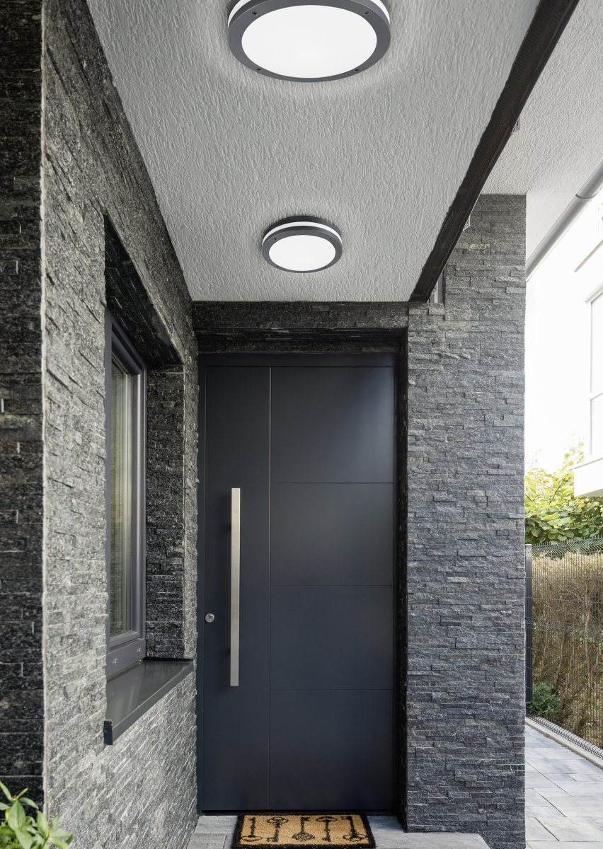 Piave Ø30 Anthrazit Von Trio Lighting - Die robuste Konstruktion mit Schutzart IP54 schützt vor Feuchtigkeit und Staub und das gleichmäßige Licht sorgt das ganze Jahr über für Sicherheit und Komfort.