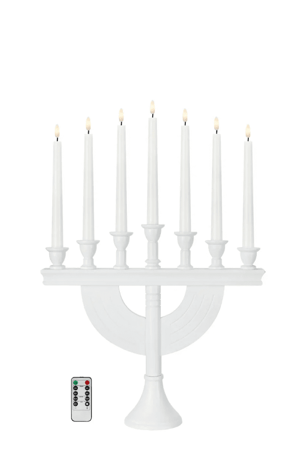 Torpa 7L Weiß Von Markslöjd - Dank Timer (2, 4, 6 oder 8 Stunden) und kabellosem Design ist der Kerzenst&auml;nder flexibel in Ihrem Zuhause zu platzieren.