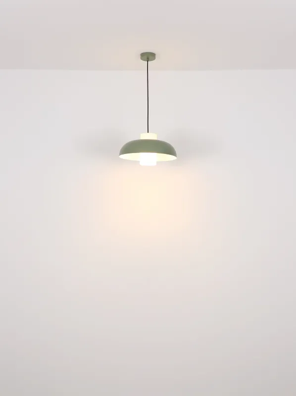 Lowe Ø38 Grün hängelampe Von Globo Lighting - Den runda sk&auml;rmen i matt gr&ouml;nf&auml;rgad metall ger ett elegant och tidl&ouml;st uttryck, medan den cylinderformade sk&auml;rmen i opalglas sprider ett mjukt och behagligt ljus.