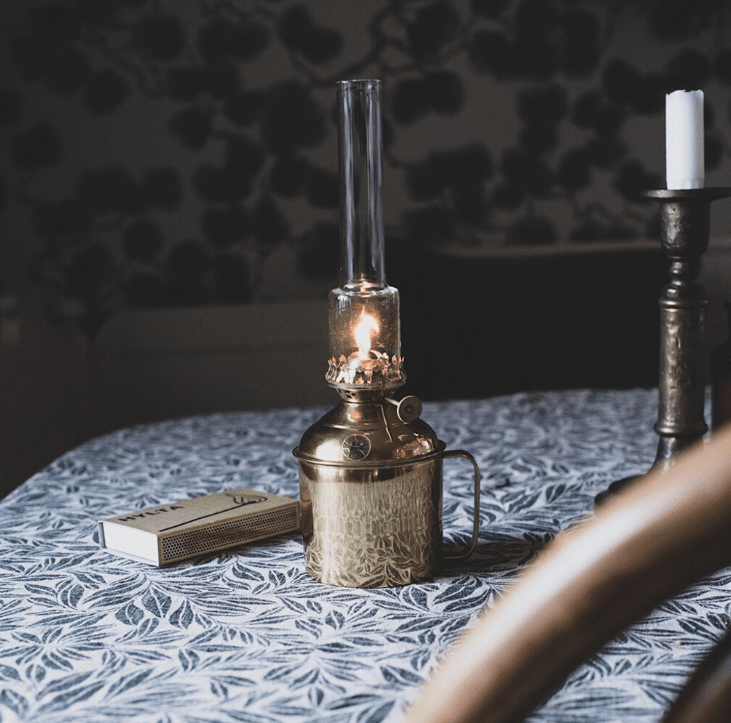 Kerosene lamp linné small Gold/Messing Von Strömshaga - Petroleumlampe mit Griff aus poliertem Messing und Brenner aus klarem Glas.