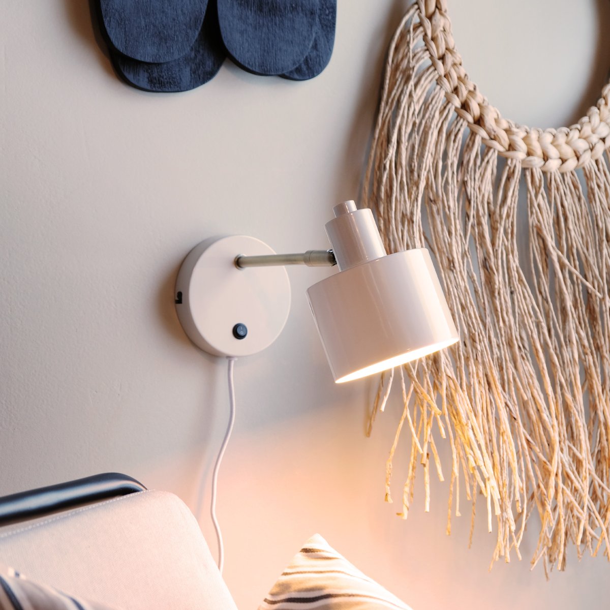 Ocean Beige leselampe Von Dyberg Larsen - Die Ocean-Wandleuchte von Dyberg Larsen ist eine von den 50er Jahren inspirierte Leuchte mit charmantem Retro-Design und modernem Touch.