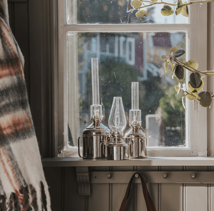 Kerosene lamp linné big Silber Von Strömshaga - Elegante Petroleumlampe mit Griff.