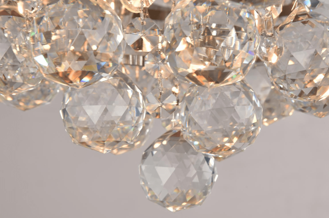 Leonore Ø40 Silber kristall Von Norrsken Design - Der moderne Nickelrahmen ergänzt die funkelnden Kristalle und macht Leonore zur perfekten Wahl für alle, die sich eine anspruchsvolle Beleuchtung wünschen, die die Blicke auf sich zieht.