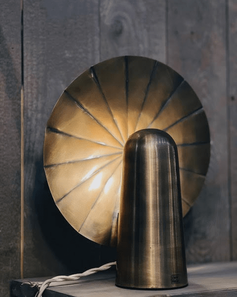 Edgar 25cm Gold/Messing tischlampe Von Strömshaga - Das von Sonnenfedern inspirierte Design der Lampe verbreitet ein weiches und stimmungsvolles Licht und eignet sich daher perfekt als dekorative Beleuchtung im Wohn- oder Schlafzimmer.