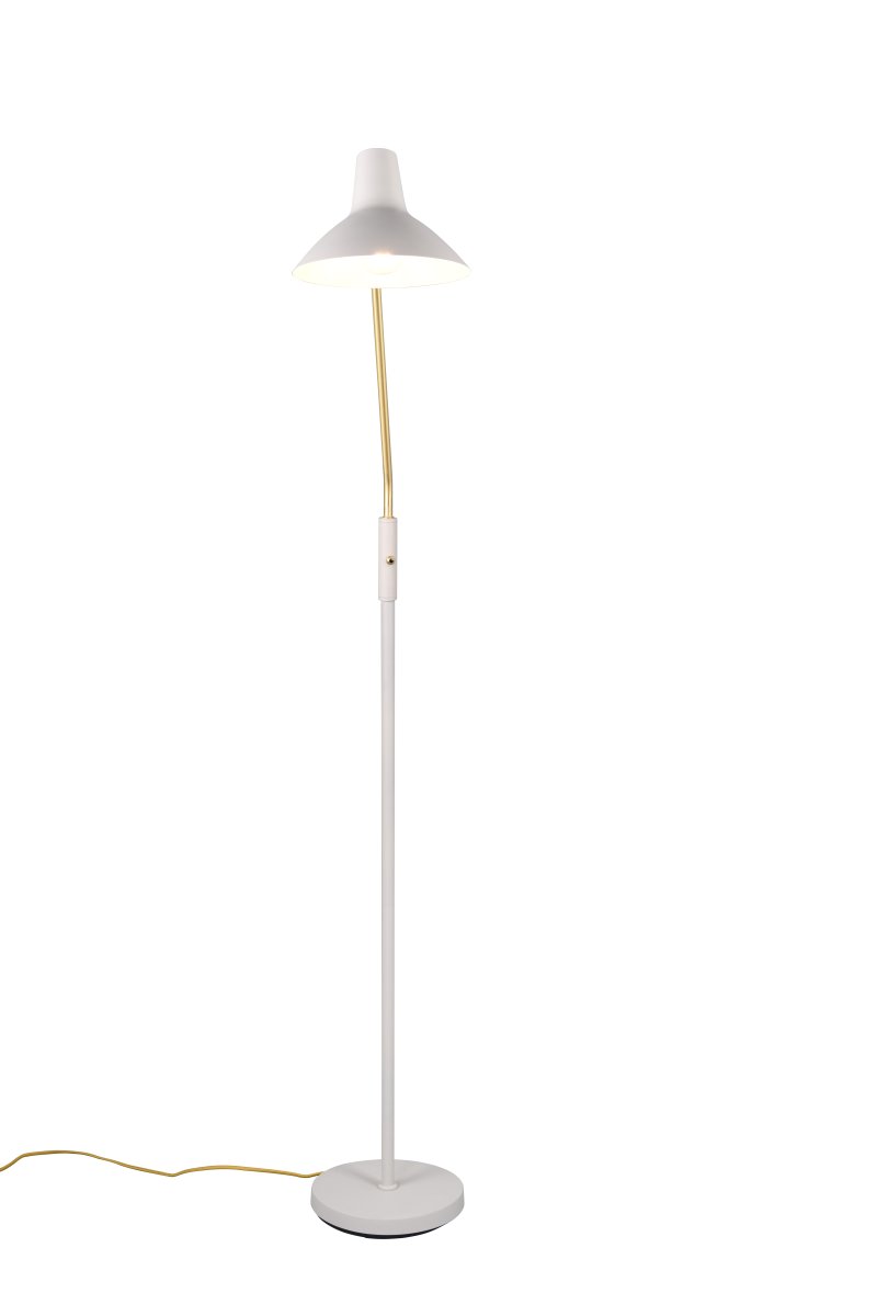 Traveller Grau stehlampe Von Trio Lighting - Die warmgraue Farbgebung und der Leuchtarm aus mattem Messing verleihen der Leuchte eine edle Note, während sich das minimalistische Design harmonisch in verschiedene Einrichtungsstile einfügt.