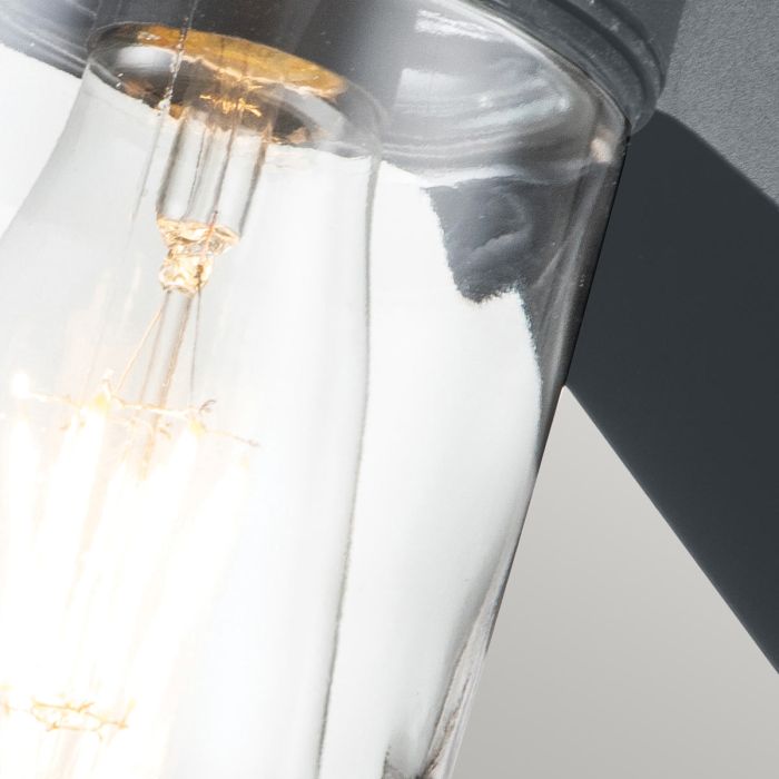 Portfino 20cm Grau außenlampe Von Elstead Lighting - Tillverkad av rostfritt st&aring;l i gr&aring; finish och glas, erbjuder den en robust och v&auml;dert&aring;lig konstruktion som &auml;r idealisk f&ouml;r fasader, entr&eacute;er och uteplatser.