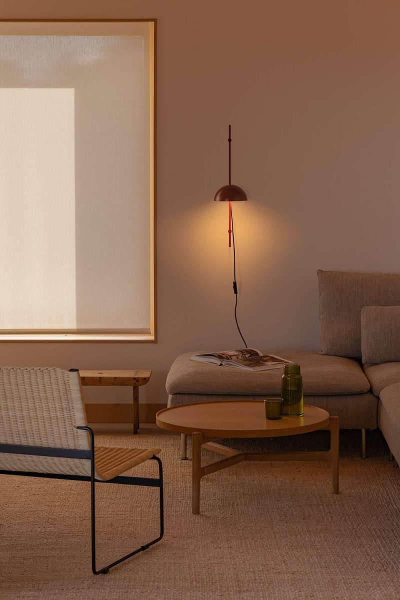 Matilda 60cm Burgund wandlampe Von Faro Barcelona - Der drehbare Schirm und die H&ouml;henverstellung bieten gro&szlig;e Flexibilit&auml;t und erm&ouml;glichen unterschiedliche Lichteinstellungen &ndash; perfekt f&uuml;r L&ouml;sungs- und Stimmungsbeleuchtung.