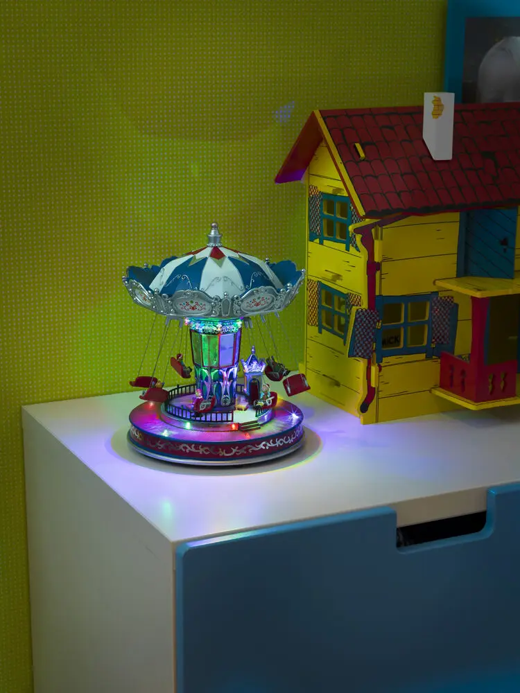 Mechanische Weihnachtsdekoration Mit Karussell 27cm Mehrfarbig Von Konstsmide - Mit beweglichen Teilen und hellen LED-Lichtern erzeugt es eine festliche und nostalgische Atmosph&auml;re.