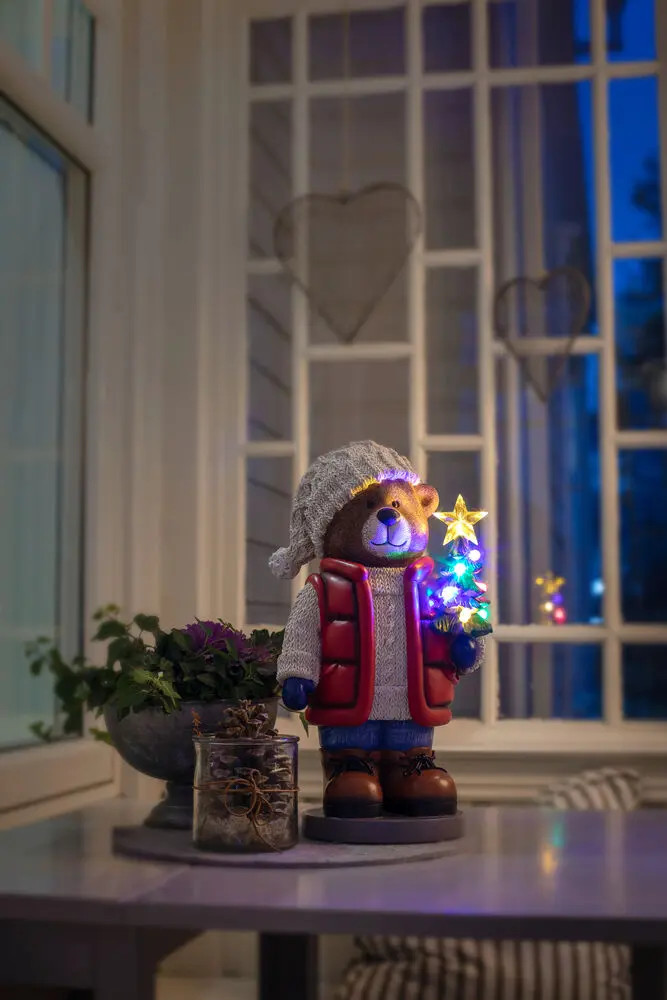 Kleiner Teddybär 38cm Mehrfarbig Von Konstsmide - Darin befinden sich ein hell erleuchteter Weihnachtsbaum und eine Laterne, die f&uuml;r eine gem&uuml;tliche Atmosph&auml;re sorgt.