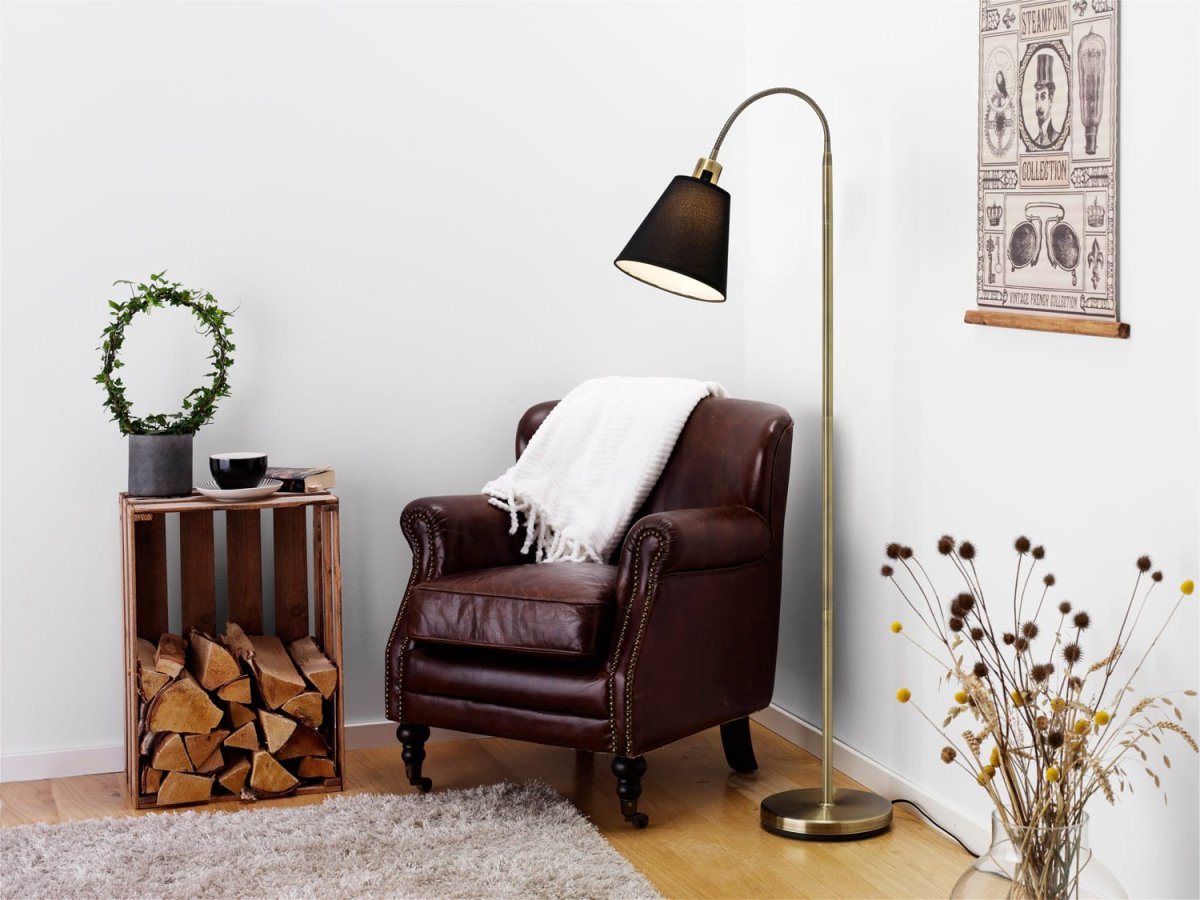 Solo Antikes Messing stehlampe Von Cottex - Die Solo-Stehleuchte in Antikmessing ist für einen persönlichen Stil mit weißen und schwarzen Textilschirmen erhältlich.