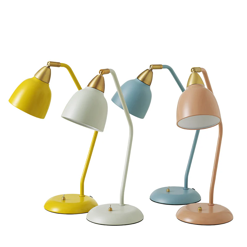 Urban 45cm Rosa schreibtischlampe Von Superliving - Verschönern Sie Ihren Arbeitsplatz mit der Schreibtischlampe Urban in elegantem, mattem Puderrosa mit Messingdetails.
