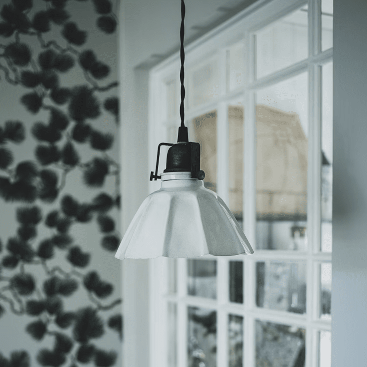 Margareta Ø18 Weiß fensterlampe Von Strömshaga - Der Schirm hat eine marmorierte Oberfl&auml;che, die von Hand bemalt wurde, daher k&ouml;nnen Unebenheiten und Unterschiede auftreten.