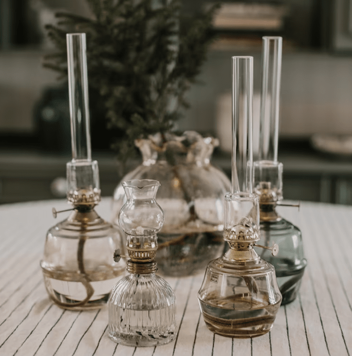 Kerosene Lamp Majken Mid Rosa Von Strömshaga - Brennerrohre aus Klarglas und Brenner aus Messing.