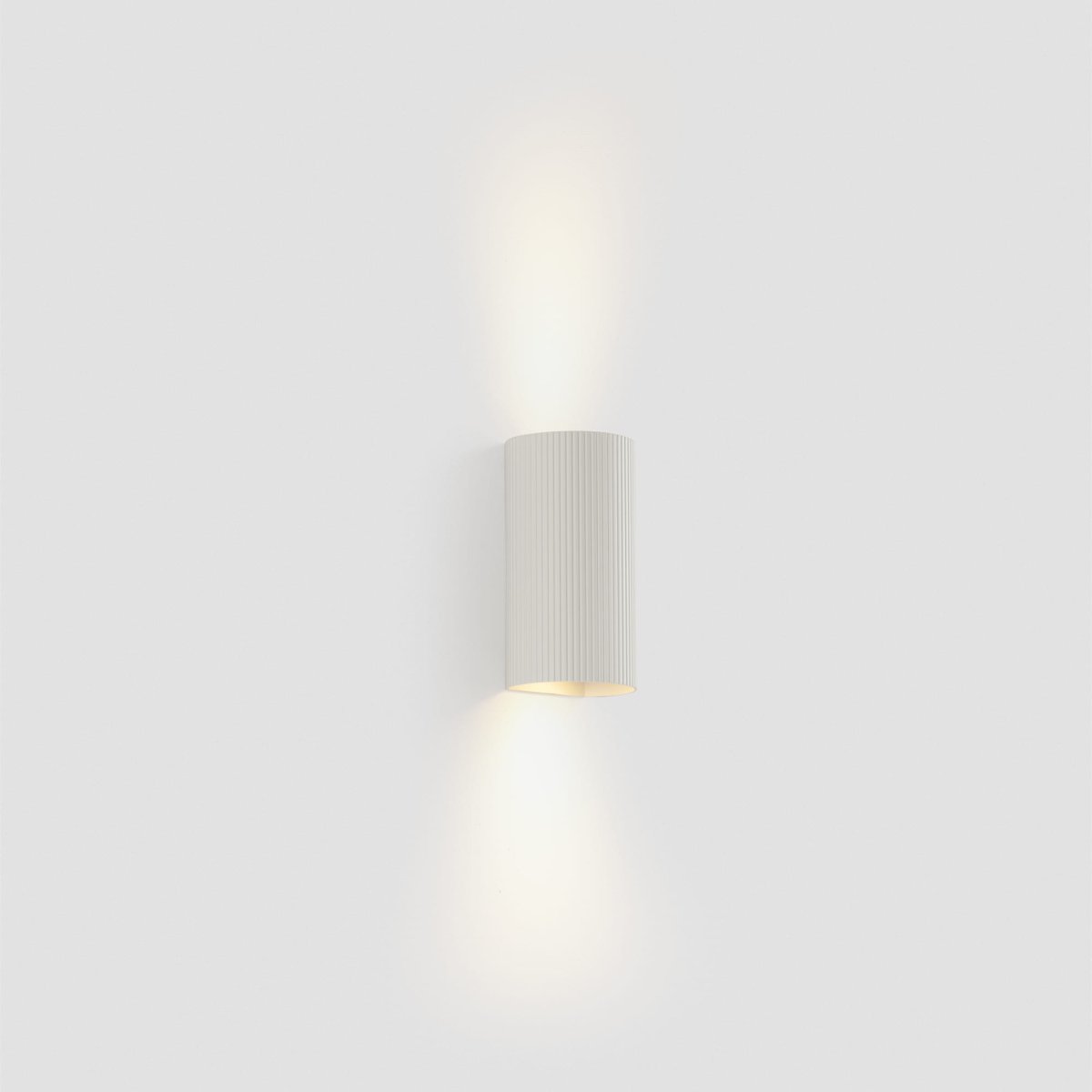 Sole 15cm Weiß gerillt wandlampe Von Faro Barcelona - Sie ist in zwei Gr&ouml;&szlig;en erh&auml;ltlich und kann Licht in eine oder zwei Richtungen abgeben.