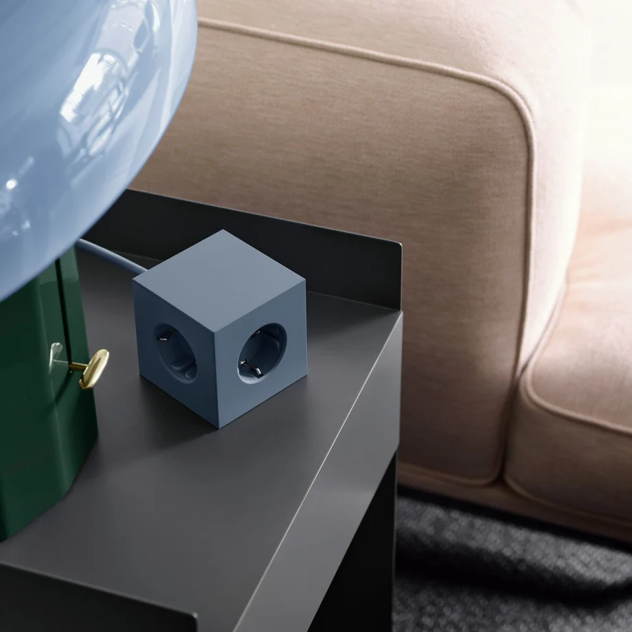 Square 1 with 30W Dual USBC & Magnetic base, 3m Blau Von Avolt - Steckdosenleiste von Avolt im stylischen Design mit langem PVC-Kabel, einem W&uuml;rfel aus recyceltem Kunststoff und einer Magnetplatte an der Unterseite zum Aufh&auml;ngen an der Wand.