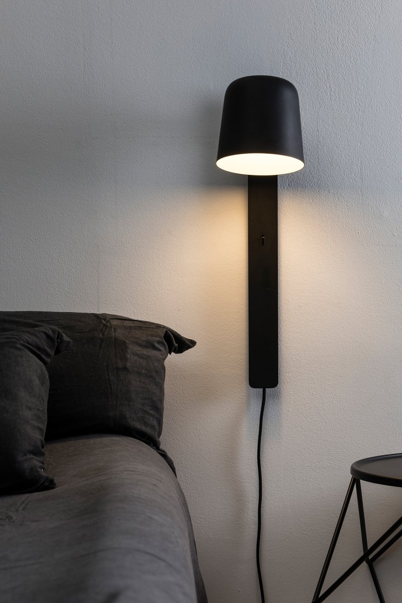 Tila 46cm Schwarz leselampe Von Faro Barcelona - Die schwarze Stahlstruktur im nordischen Stil beherbergt nicht nur eine stufenlos verstellbare Lichtquelle, sondern dient auch als praktische Ablage f&uuml;r B&uuml;cher oder Zeitschriften.