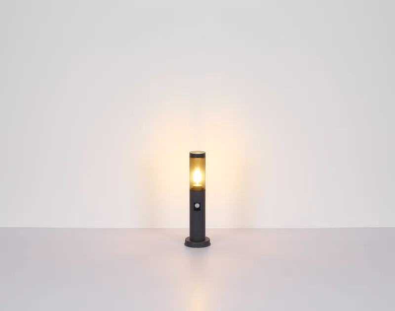 Boston 45cm Anthrazit pollarleuchten Von Globo Lighting - Tillverkad i rostfritt st&aring;l med en r&ouml;kf&auml;rgad plastsk&auml;rm ger den ett mjukt och behagligt ljus.