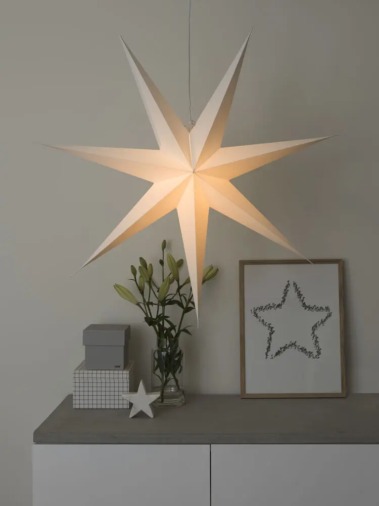 Papierstern Ø78 Weiß Von Konstsmide - Mit seinem stilvollen Design und dem sanften Licht verbreitet es eine ruhige und heimelige Weihnachtsstimmung.