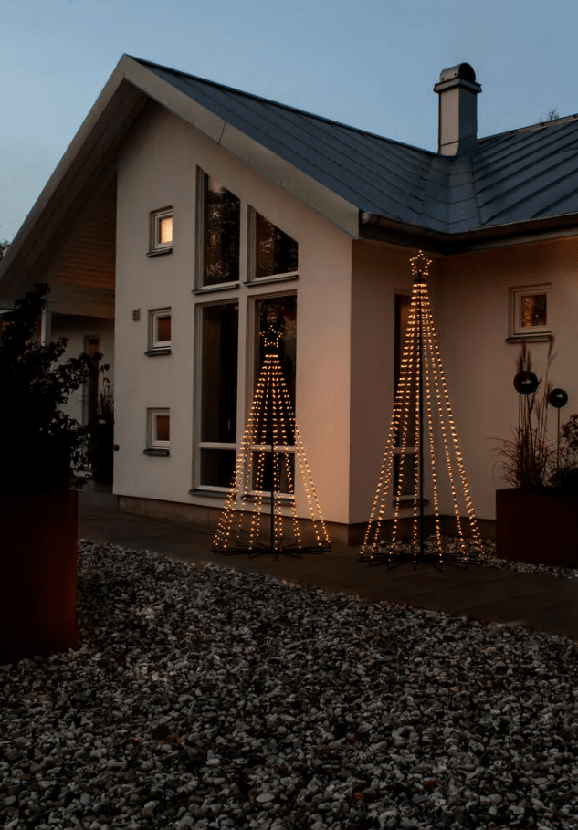 Weihnachtsbaum Aus Metall 2,4m Schwarz Von Konstsmide - Das elegante Design und der leuchtende Stern auf der Spitze machen es zu einer fantastischen Dekoration f&uuml;r den Garten oder die Veranda w&auml;hrend der Weihnachtszeit.