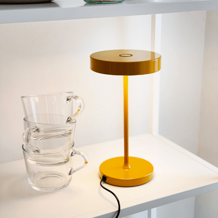 Starlight 25cm Curry tischlampe Von Dyberg Larsen - Med inbyggd LED och tre ljusstyrkor, som dimras med 3-stegsdimmern p&aring; lamphuvudet, anpassar den sig enkelt efter olika behov &ndash; fr&aring;n st&auml;mningsfullt sken till fokuserat ljus.