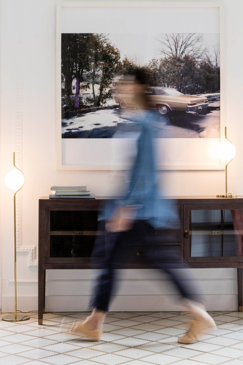 Le Vita Gold stehlampe Von Faro Barcelona - Dank der integrierten Touch-Technologie l&auml;sst sich die Leuchte mit nur einer Ber&uuml;hrung ein- und ausschalten.