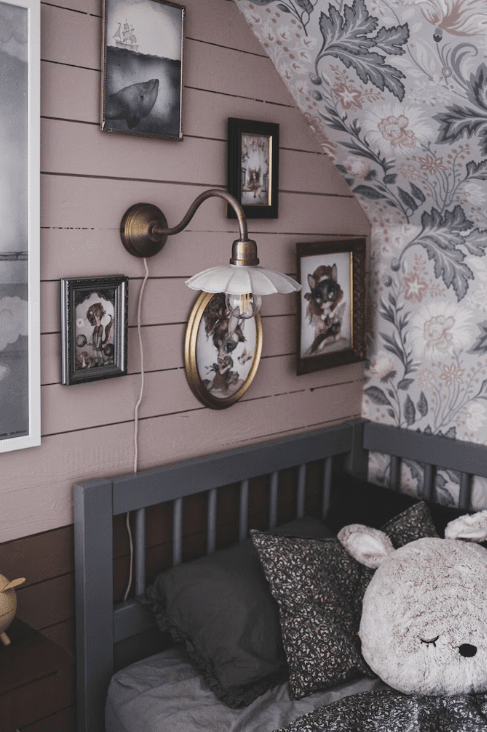 Gustav Ø20 Mint/Antikmessing wandlampe Von Strömshaga - Gustav ist eine elegante Wandleuchte mit klassischem Flair und dekorativen Details.