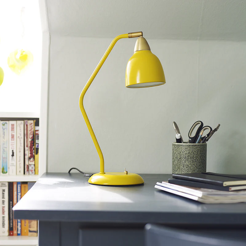 Urban 45cm Gelb schreibtischlampe Von Superliving - Versch&ouml;nern Sie Ihren Arbeitsplatz mit der Urban-Schreibtischlampe in elegantem, mattgelbem Finish mit Messingdetails.