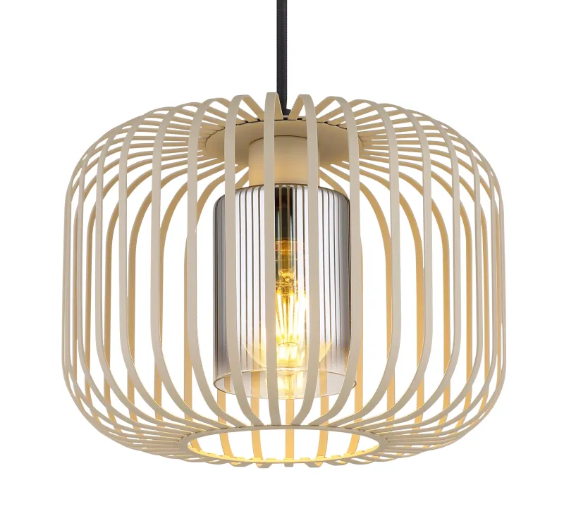 Alfred Ø28 Sand hängelampe Von Globo Lighting - Den &auml;r tillverkad av sandf&auml;rgad matt metall och har en mjukt rundad metalln&auml;tssk&auml;rm med en inre glascylinder, som skapar ett elegant och luftigt uttryck.