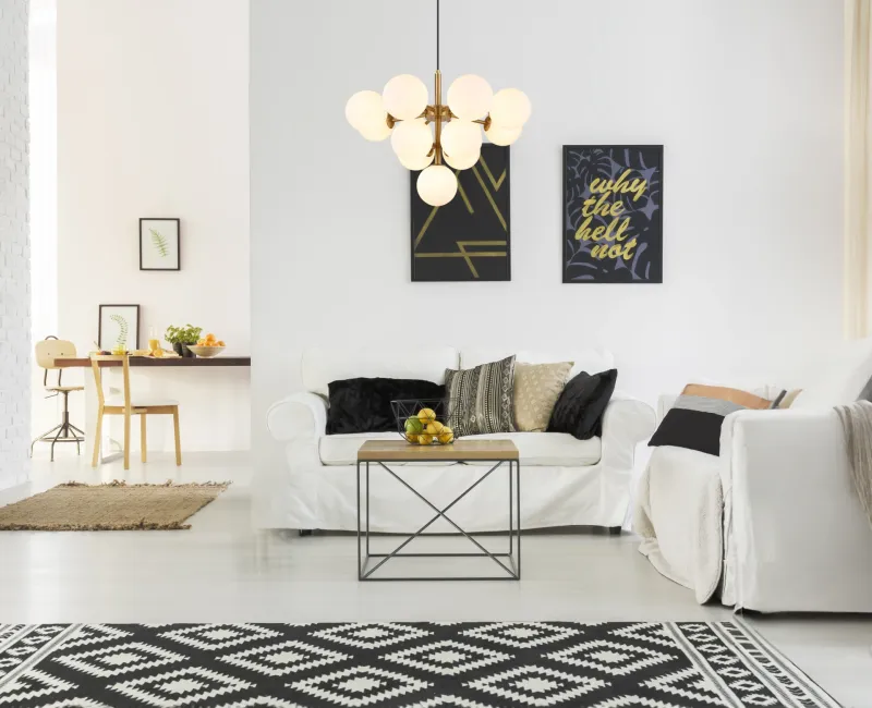 Grappy Ø56 Gold hängelampe Von Globo Lighting - Grappy taklampa i guldf&auml;rgad metall blir en stilfull och lyxig detalj i varje rum med sin glamor&ouml;sa design och de 13st opalf&auml;rgade glaskulorna.